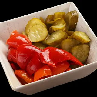  Salată de ardei si castraveți murați 