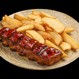 Coastă de porc cu cartofi wedges