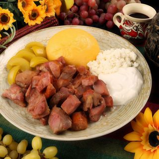 Specialitate muntenească - Mămăliguță cu afumătură