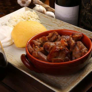 Carne de porc la garnita cu mamaliguta