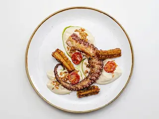 Caracatiță la grătar cu hummus