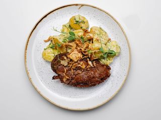 Ceafă de porc confiată cu cartofi și praz