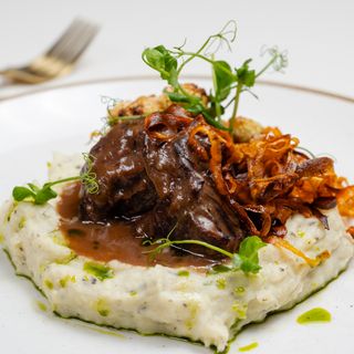 Obrajori de vițel, piure cu trufe și conopidă