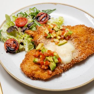 Schnitzel de pui gratinat cu salsa de roșii și avocado