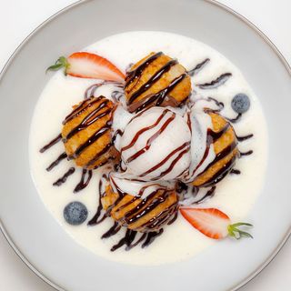 Papanasi cu Nutella și sos de vanilie