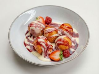 Papanasi cu dulceață de afine și sos de vanilie 