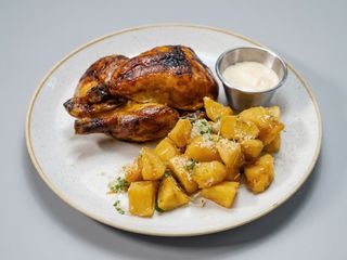 Pui Coquelet, sos de smântână cu usturoi și cartofi la cuptor