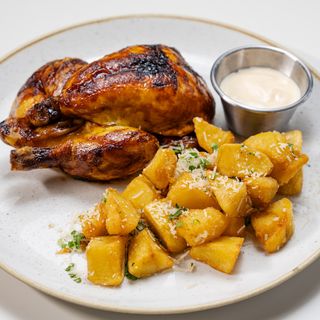 Pui Coquelet, sos de smântână cu usturoi și cartofi la cuptor
