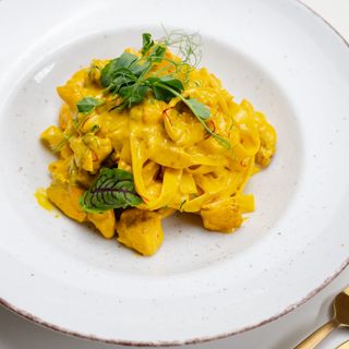 Tagliatelle cu somon, zucchini și șofran