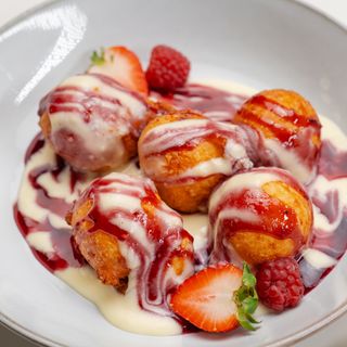 Papanasi cu dulceață de afine și sos de vanilie