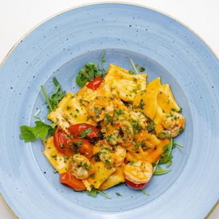 Ravioli umpluți cu ricotta și spanac, creveți și roșii cherry