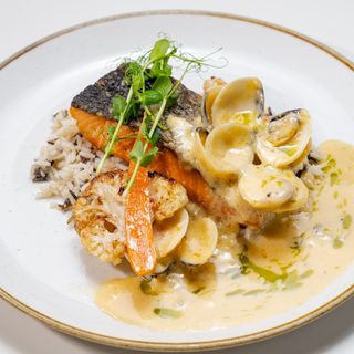 Somon cu orez sălbatic și sos de scoici