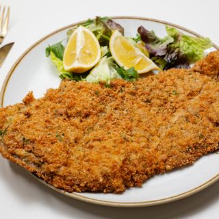 Schnitzel vienez in crusta de parmezan si panko