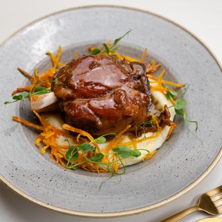 Stinco cu piure de cartofi