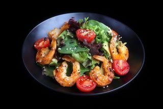 Salată de creveți cu avocado