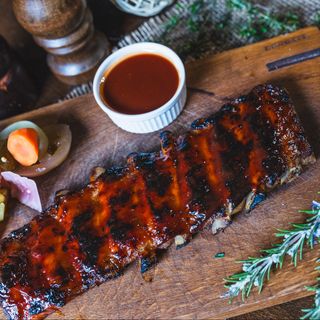 Coaste de porc cu sos BBQ 500g +Coca Cola doza 330 ml