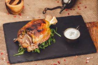 Ciolănel la cuptor cu verdețuri și usturoi 550 g