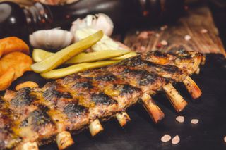 Coaste de porc cu sos de usturoi și plante aromatice 500 g