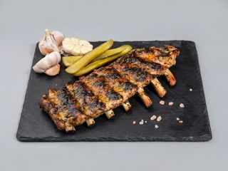 Coaste afumate cu sos de usturoi si ierburi aromate 500 g