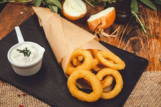 Inele de ceapă cu sos tzatziki 225 g