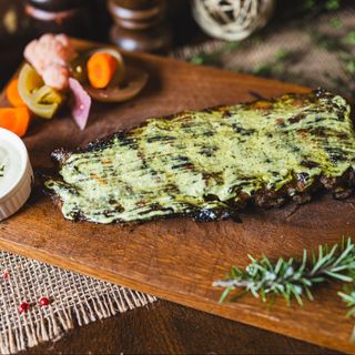 Coaste de porc afumate cu usturoi si plate aromatice + Coca Cola doza 330 ml