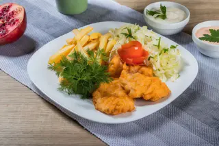 Snitel de pui + sos si salata la alegere