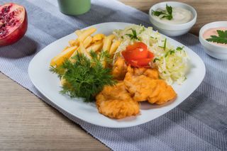 Snitel de pui + sos si salata la alegere