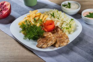 Piept de pui la gratar + sos si salata la alegere 