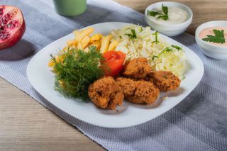 Aripioare picante + sos si salata la alegere 