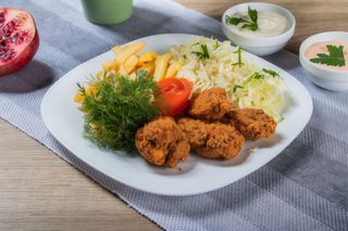 Aripioare nepicante + sos si salata la alegere 