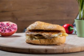 Piept de pui la gratar in chifla + sos la alegere