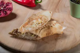 Piept de pui la gratar in lipie + sos la alegere