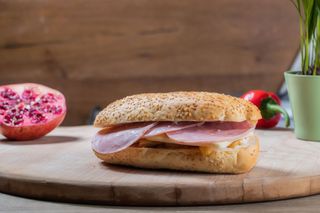 Sunca si cascaval in chifla + sos la alegere