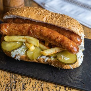 Sandwich in chifla cu carnati de curcan si pui