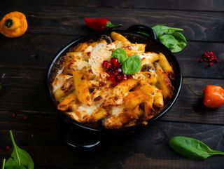 Penne cu sunca si smantana la cuptor