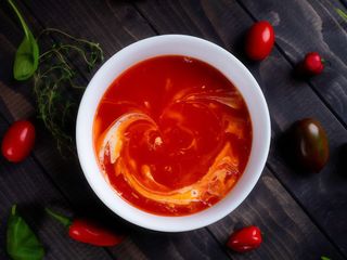 Supa crema de rosii cu busuioc si crutoane 