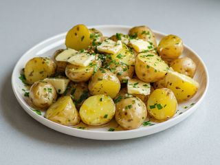 Cartofi noi cu unt, verdeturi si usturoi