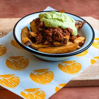 Loaded Fries  Beef Avocado-Cartofi prajiti cu ragu de vita si sos avocado