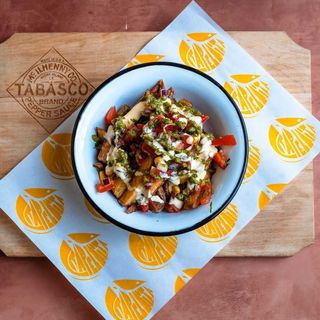 Super loaded fries -cartofi prajiti cu ragu de vita si tabouleh si doua sosuri la alegere