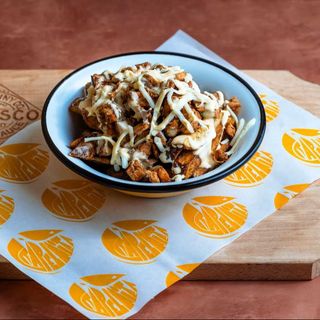 Super loaded fries -cartofi prajiti ,ragu de vita si salata picco de gallo si doua sosuri la alegere