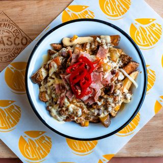 Loaded Fries Beef Chedar-Cartofi prajti cu ragu de vita  si sos chedar