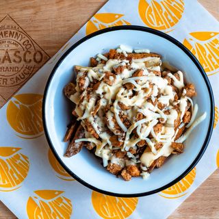 Loaded Fries Chicken Chedar-Cartofi prajiti cu carne de pui si sos chedar