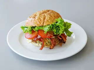 Sandwich omleta cu bacon