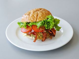 Sandwich omleta cu bacon 