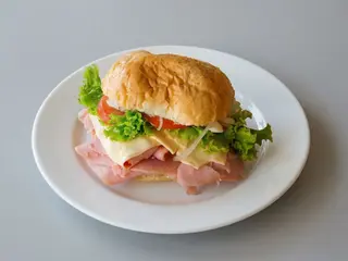 Sandwich cu sunca si cascaval