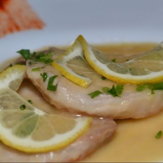 Escalop de pui in sos de lamaie sau vin alb