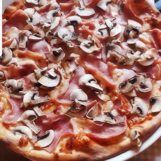 Pizza Prosciutto e Funghi
