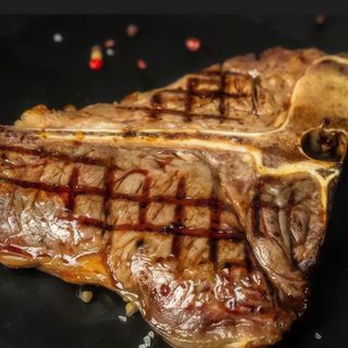 T-bone steak la gratar