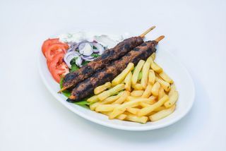 Souvlaki cu vita si oaie la farfurie