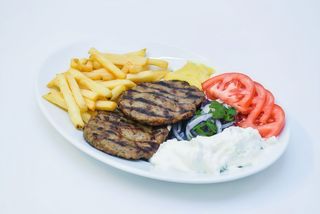 Bifteki - burger cu vita si porc la farfurie